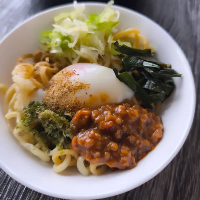 お疲れ様です 本日の夕食です いつも見ていただきありがとうございます。角煮肉じゃが、台湾風混ぜそばです 台湾の方も見ていらっしゃるのですが美味しいです。#角煮肉じゃが #台湾風混ぜそば #横手市 #秋田県 #東北好きな人と繋がりたい