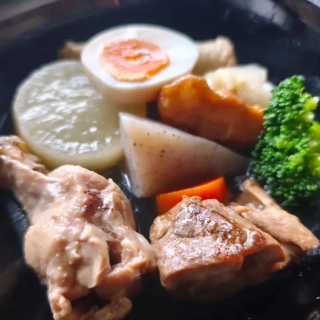 お疲れ様です 本日の夕食です いつも見ていただきありがとうございます。おでん、茶碗蒸しです。おでんはおかずになりにくいので角煮や手羽を入れています。#おでん #茶碗蒸し #横手市 #秋田県 #東北好きな人と繋がりたい