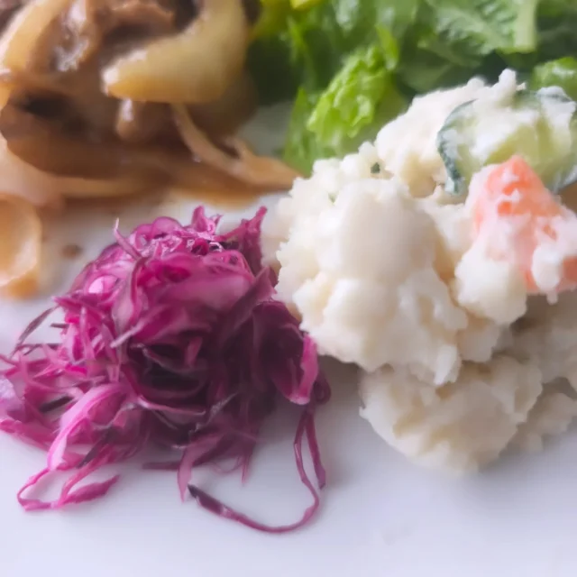 謹んで新年のご挨拶を申し上げます。
昨年中は格別のご厚情を賜り、誠にありがとうございました。
本年もより一層ご満足いただけるよう努めてまいります。
2026年も変わらぬご愛顧のほど、よろしくお願い申し上げます。
本日の夕食です 豚生姜焼き、ポテトサラダ、紫キャベツラペです。#豚生姜焼き #ボテトサラダ #ラペ #横手市 #秋田県