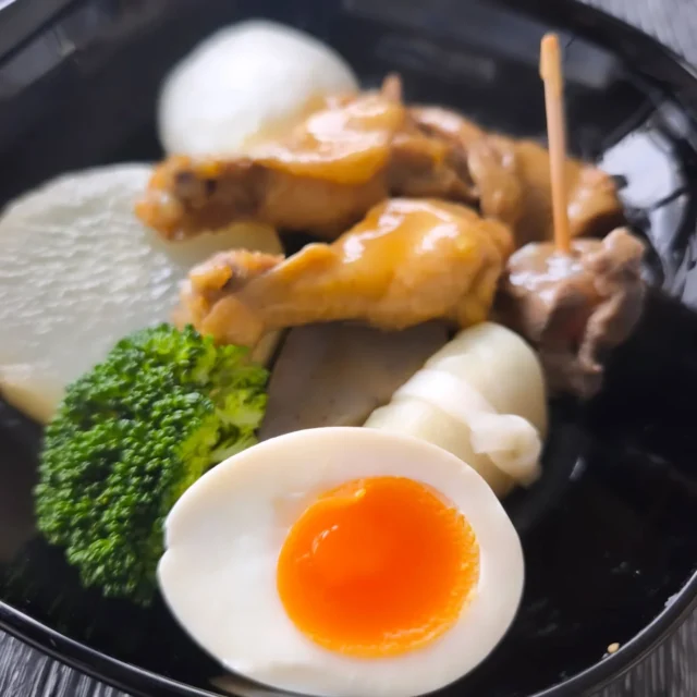 お疲れ様です 本日の夕食です 見ていただけることに感謝です。おでん、なすのひき肉炒めです。おでんは大根、こんにゃく、たまご、ロールキャベツ、ハンペン、手羽、豚バラ、そして大好きな牛すじが入っています。#おでん #なす炒め #横手市 #秋田県 #牛すじ