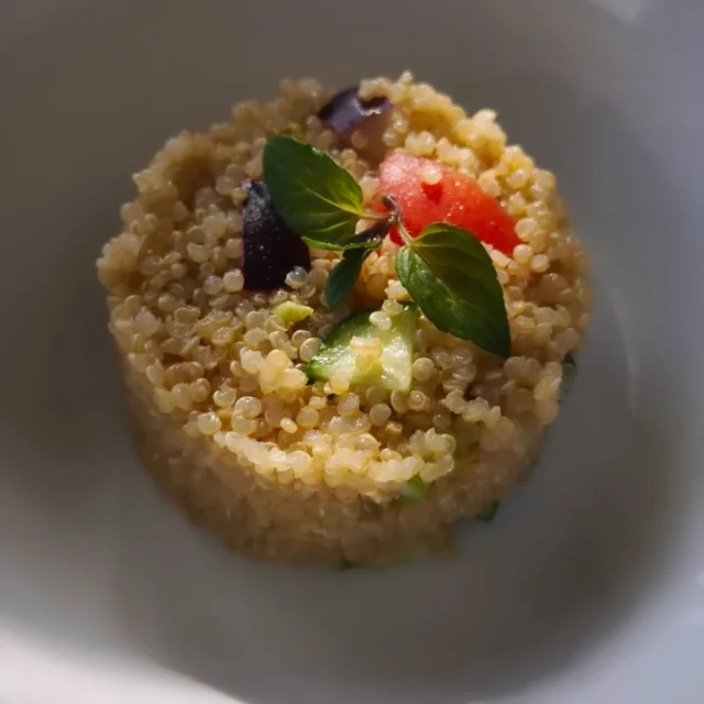 お疲れ様です いつも見ていただきありがとうございます。本日の夕食はポークカレー、キヌアサラダです。キヌアは宇宙食に採用されるほど栄養価に優れています。#ポークカレー #キヌアサラダ #横手市 #キヌア