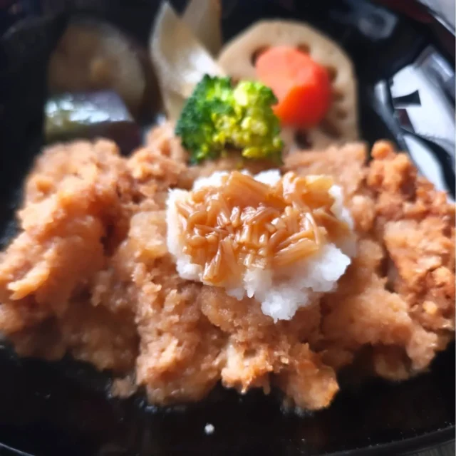 お疲れ様です いつも見ていただき感謝いたします 本日の夕食です。チキンカツおろし煮、小松菜の煮びたしです。旬の甘い大根おろしでお作りました。#おろし煮 #小松菜 #煮浸し #横手市