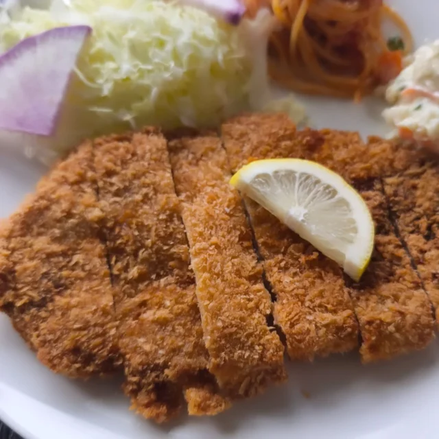 お疲れ様です 本日の夕食です いつも見ていただき感謝です。豚ロースとんかつ、ナポリタン、ポテトサラダです。#とんかつ #ナポリタン #ボテトサラダ #横手市