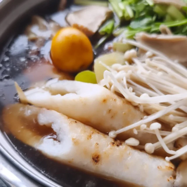 お疲れ様です いつも見ていただきありがとうございます。本日の夕食はきりたんぽ鍋です。本場の方の教えで比内地鶏のモツを使っています あとゴボウとセリが欠かせません。冷えてきたので鍋で暖まってください。#きりたんぽ #秋田県 #横手市