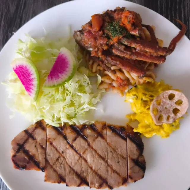 お疲れ様です 本日の夕食です いつも見ていただきありがとうございます。自家製ハムのグリル、かぼちゃサラダ、海鮮パスタです。ズワイガニのメスの香箱ガニが入ったのでカニ味噌や外子でパスタのトマトソースにしてみました。#自家製ハム #かぼちゃサラダ #香箱ガニ #海鮮パスタ #横手市