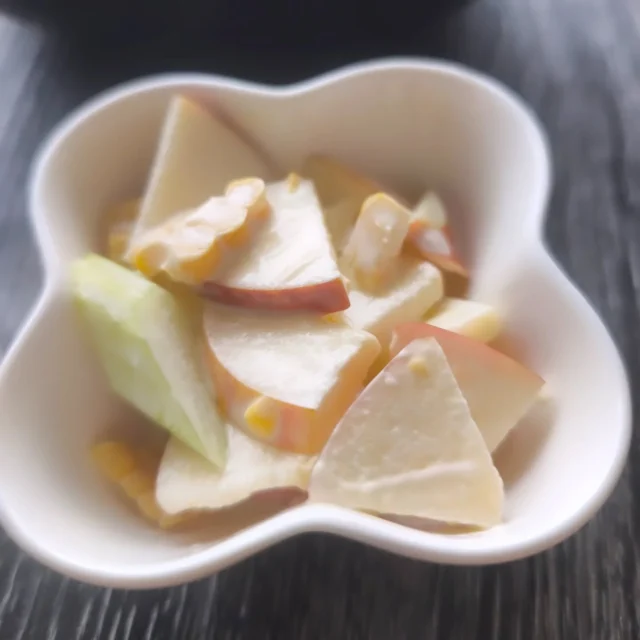 お疲れ様です 本日の夕食です いつも見ていただきありがとうございます。四川風麻婆豆腐、りんご、セロリとコーンのサラダです。麻婆豆腐は郫県豆瓣醤という茶色の熟成されたものを使用し、花椒油、花椒をかけています。#郫県豆瓣醤 #麻婆豆腐 #セロリサラダ #横手市