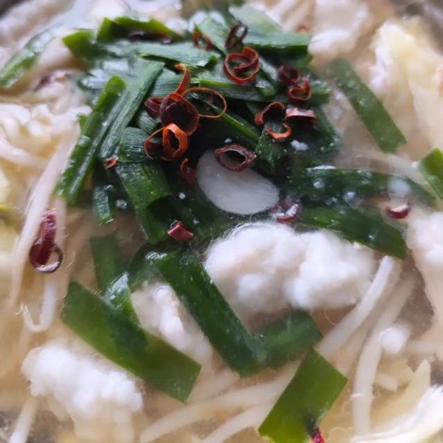 お疲れ様です 本日の夕食です いつも見ていただきありがとうございます。博多風もつ鍋です。にんにくも入っていますのでこれから受験等の方の力になればと思います。#博多風もつ鍋 #もつ鍋 #横手市