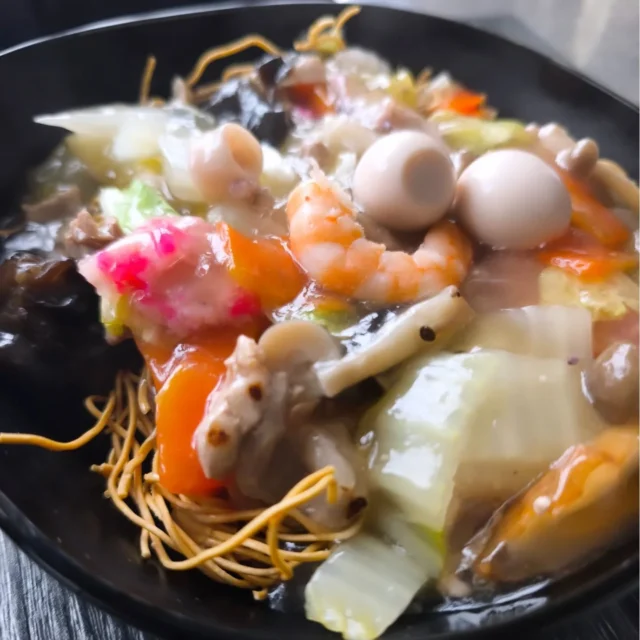 お疲れ様です 本日の夕食です いつも見ていただきありがとうございます。皿うどん、筑前煮です。皿うどんはパリパリした麺の食感を残すため直前にかけて召し上がりいただけます。きのこおにぎりはおまけです。#皿うどん #筑前煮 #きのこごはん #横手市