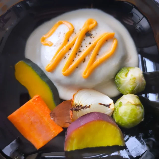 お疲れ様です 本日の夕食です いつも見ていただきありがとうございます。ハンバーググラタン、ブロッコリーサラダです。グラタンには季節の野菜を添えました。#ハンバーググラタン #ブロッコリーサラダ #横手市