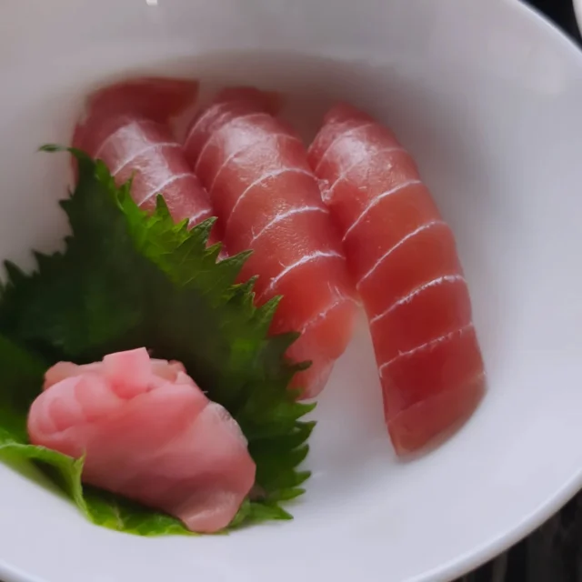 お疲れ様です 本日の夕食です いつも見ていただき感謝致します。鍋焼きうどん、マグロの握り寿司です。やっと厳しい冬の終わりが見えてきた気がするこのごろです。#鍋焼きうどん #マグロ握り #横手市