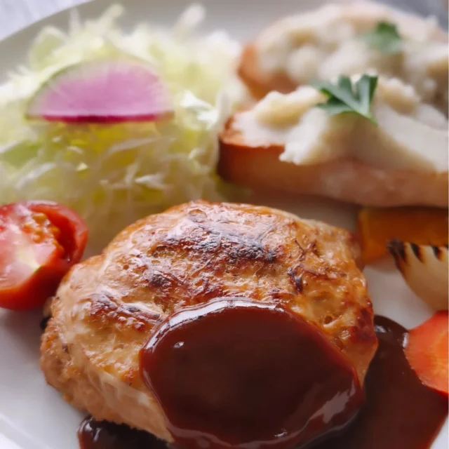 お疲れ様です 本日の夕食です いつも見ていただきありがとうございます。手ごねハンバーグ、グリル野菜、ブランダードです。ブランダードは南仏の料理で、牛乳でたらを煮てじゃがいもを入れ裏ごしたものです 自家製バゲットにのせてみました。#brandade #ハンバーグ #グリル野菜 #横手市