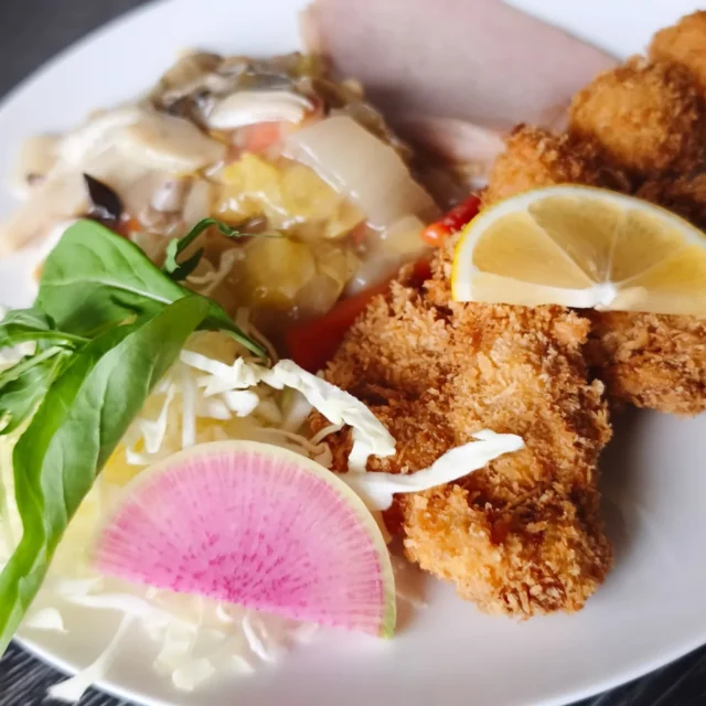 お疲れ様です いつも見ていただきありがとうございます本日の夕食です。ヒレカツ、うずら卵フライ、あんかけ焼きそば、自家製ハムステーキです。#ヒレカツ #あんかけ焼きそば #自家製ハムステーキ #横手市