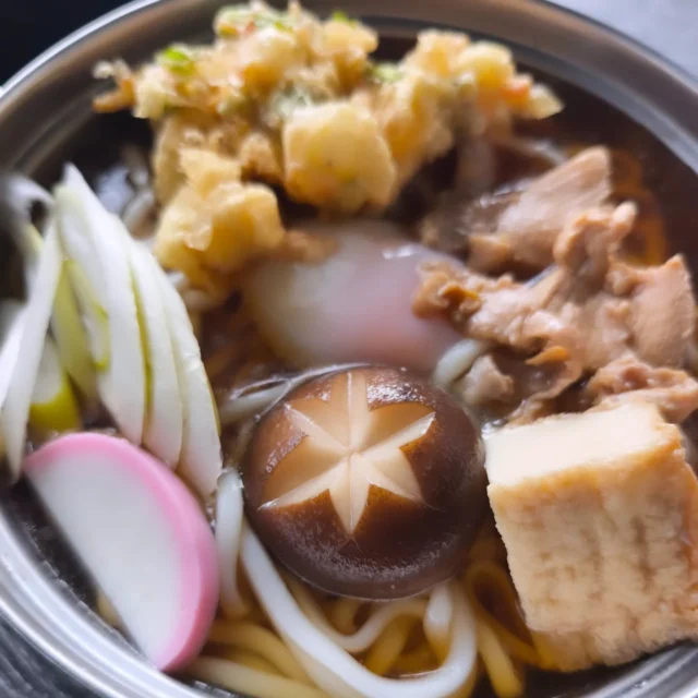 お疲れ様です いつも見ていただきありがとうございます。本日の夕食です 鍋焼きうどん、魯肉飯です 魯肉飯に使う調味料ですがこれらをいれるとぐっと本場感がでます。#鍋焼きうどん #魯肉飯 #紅葱醤 #横手市