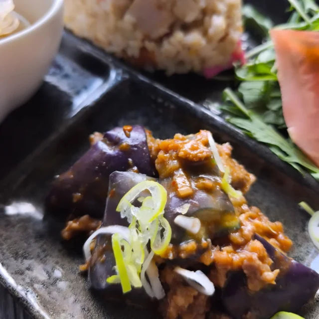 お疲れ様です いつも見ていただき感謝です。本日の夕食です  お肉ゴロゴロ炒飯、春雨サラダ、麻婆茄子です。炒飯はジャスミンライスを使用していてしっとりパラパラです。#炒飯 #春雨サラダ #麻婆茄子 #横手市