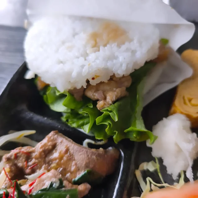 お疲れ様です いつも見ていただきありがとうございます。本日の夕食です さわら幽庵焼き、レバニラ炒め、ライスバーガーです。ライスバーガーには豚生姜焼きとレタスをはさみました。#さわら #レバニラ炒め #ライスバーガー #横手市