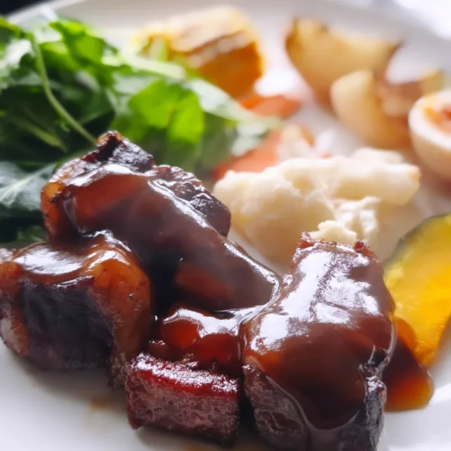 お疲れ様です いつも見ていただきありがとうございます。本日の夕食です 牛肉の赤ワイン煮、グリル野菜です。赤ワイン煮は最後にハチミツとマデラ酒で甘みをつけます。#牛肉赤ワイン煮込み #グリル野菜 #横手市