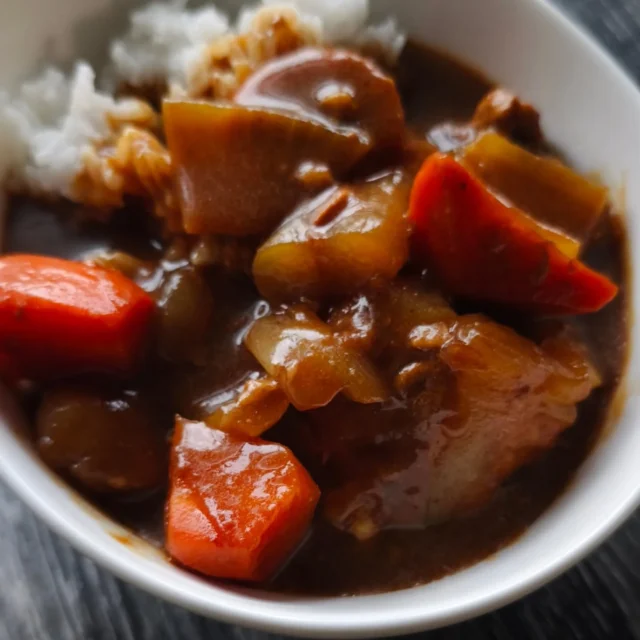 お疲れ様です いつも見ていただきありがとうございます 本日の夕食です。ポークカレー、シーザーサラダです。ソーキが入っているのでコラーゲンバッチリでお肌ツヤツヤです。#ポークカレー #シーザーサラダ #横手市