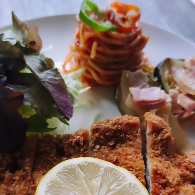 お疲れ様です いつも見ていただきありがとうございます。本日の夕食です 豚ロースとんかつ、ナポリタン、ズッキーニとベーコンの炒め物です。#とんかつ #ナポリタン #ズッキーニ #横手市