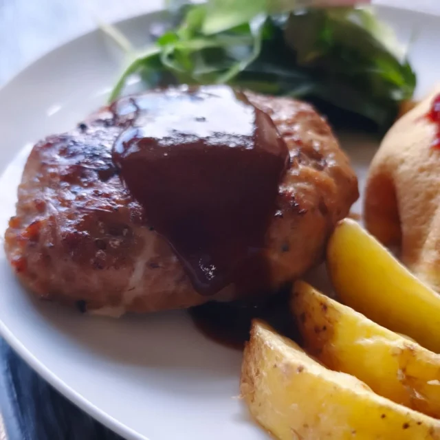 お疲れ様です いつも見ていただき感謝致します。本日の夕食です ハンバーグ、オムライスです。#ハンバーグ #オムライス #横手市