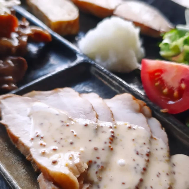 お疲れ様です いつも見ていただきありがとうございます。本日の夕食です さわら幽庵焼き、馬肉煮込み、ローストポークハニーマスタードソースです。ローストポークは低温調理ですが厚生労働省推奨の条件を遵守しています。#さわら幽庵焼き #馬肉煮込み #ローストポーク #横手市