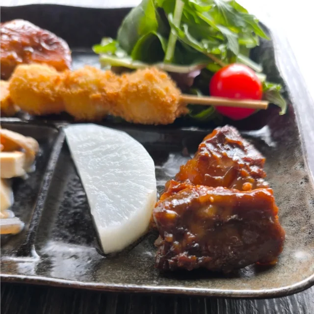 お疲れ様です いつも見ていただきありがとうございます。本日の夕食です 赤魚幽庵焼き、もつ煮、豚バラと大根の煮物です。4月から事業所様向け日替わり弁当を始めることになりました 何卒よろしくお願い致します。#日替わり弁当 #横手市